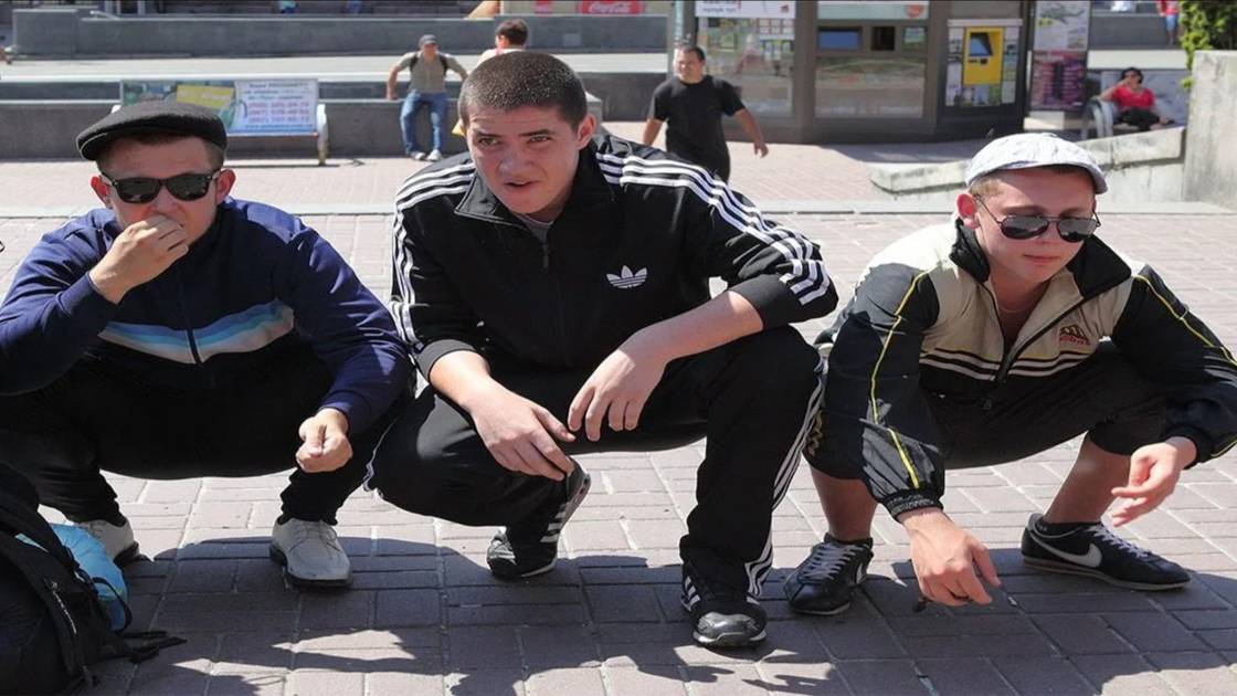 ГОПАНУЛИ ЧЕЛОВ НА МОСТУ И ОТЖАЛИ У НИХ МОБИЛЫ