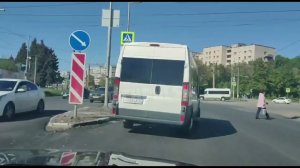 Водитель 5 маршрутки почему-то решил, что ему можно объехать поток по встречке.