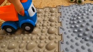 Машинки едут по полосе препятствий