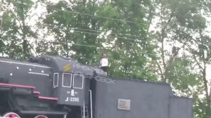 Девочек-подростков, забравшихся на паровоз «Лебедянка» обвинили в оскорблении памяти защитников.