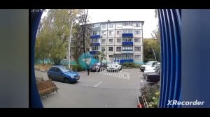 Сегодня во дворе на Рябикова мужчина проткнул Солярису колесо