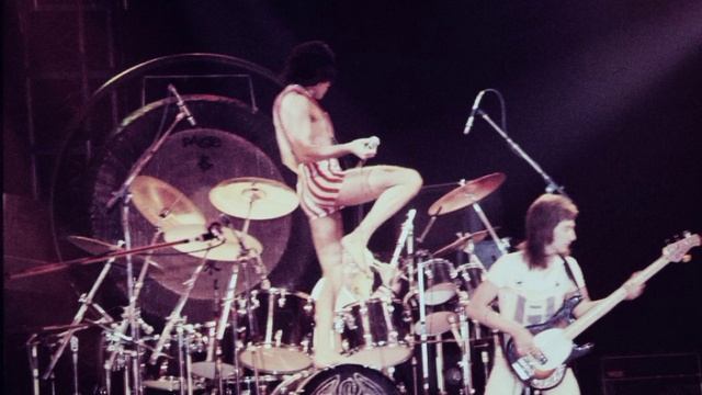 5. Inglewood Medley (Live at the Forum, Inglewood: 3/3/1977) смотреть онлайн