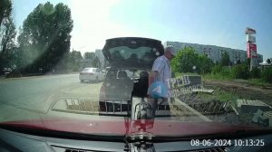 Ульяновцы засняли, как, не стесняясь прохожих, грузят в автомобиль бордюры, сложенные у дороги.