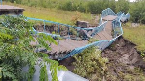 У Президентского моста смыло лестницу, ведущую от парка Юности к автобусной остановке
