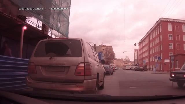 Девушка на ВАЗ 2107 протаранила Крузак! смотреть онлайн