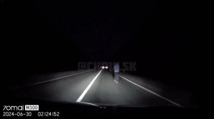 Ночью какой-то муд парень шел по середине полосы на Сельдинском шоссе.