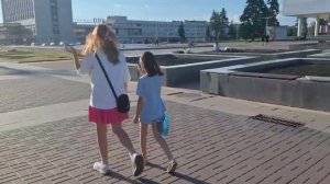Сейчас на площади у Мемцентра. Много людей, дети спасаются от жары в поющем фонтане и бассейне