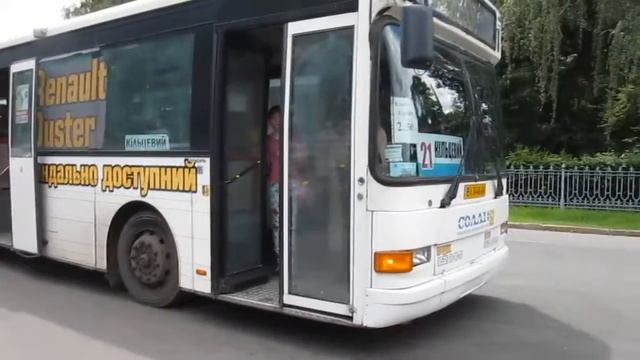 Під час руху «Кільцевий» автобус із пасажирами пробив колесо смотреть онлайн