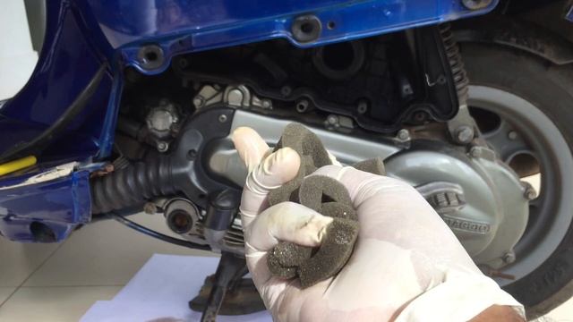 Vespa Air Filter Cleaning (HOW TO) ET4 125cc смотреть онлайн