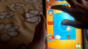 Играю в игру Cut the rope experiments (Ам ням). Пройденные уровни ( 6 глава 14-25).