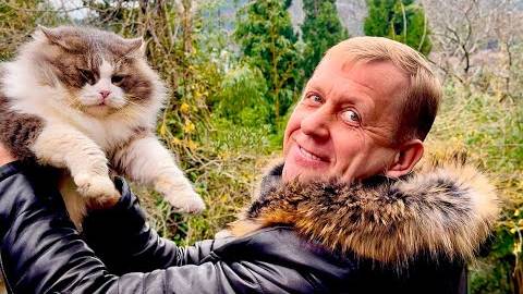 Олег Зубков в Сказке! Самый толстый кот и веселые зебры РОССИЯ и КРЫМ уже едят с рук хозяина ))) смотреть онлайн