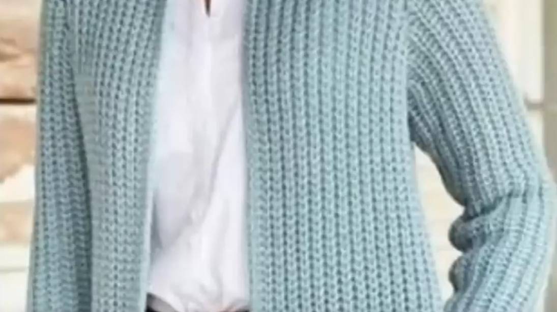 Самый модный кардиган спицами с красивым узором. Вязать легко для начинающих. смотреть онлайн