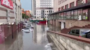 Сильные потоки воды снесли кроссовер Toyota RAV4 за «Амарантом»