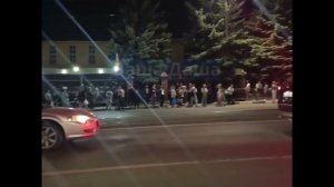 На остановке общественного транспорта «Речпорт» за Волгу — традиционный аншлаг