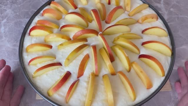 яблочный пирог с маленькой хитростью, тесто просто тает во рту. Вкусно-просто пальчики оближешь смотреть онлайн