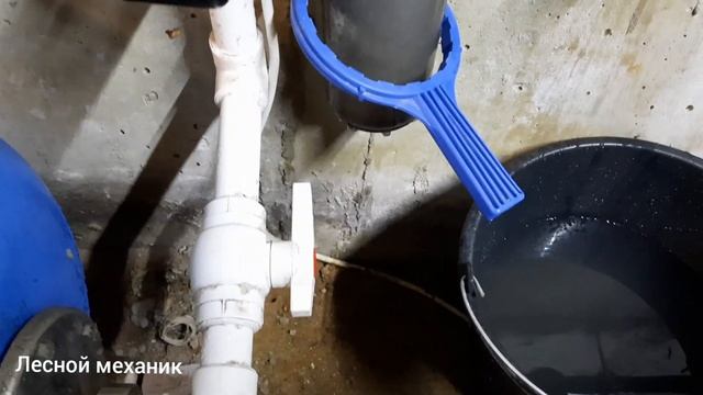 Сливаем воду из гидроаккумулятора, накачиваем давление