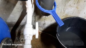 Сливаем воду из гидроаккумулятора, накачиваем давление