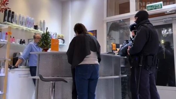 видео МОЛОТОВОЙ ютуб НИЧТОЖЕСТВО, ИДИ ОТСЮДА! 👿 УНИЖЕНИЕ КЛИЕНТА В ТРЕШ-САЛОНЕ Треш-обзор салона