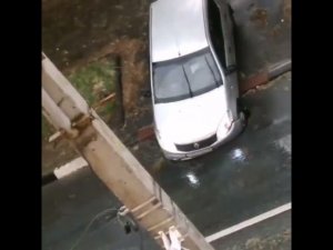 В Ульяновске второй день идет дождь, второй день проваливаются под асфальт автомобили на Крымова.