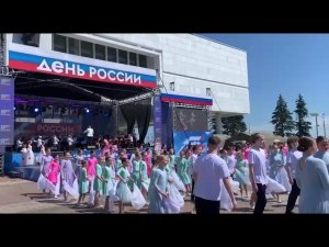 На площади Ленина началось празднование Дня России.