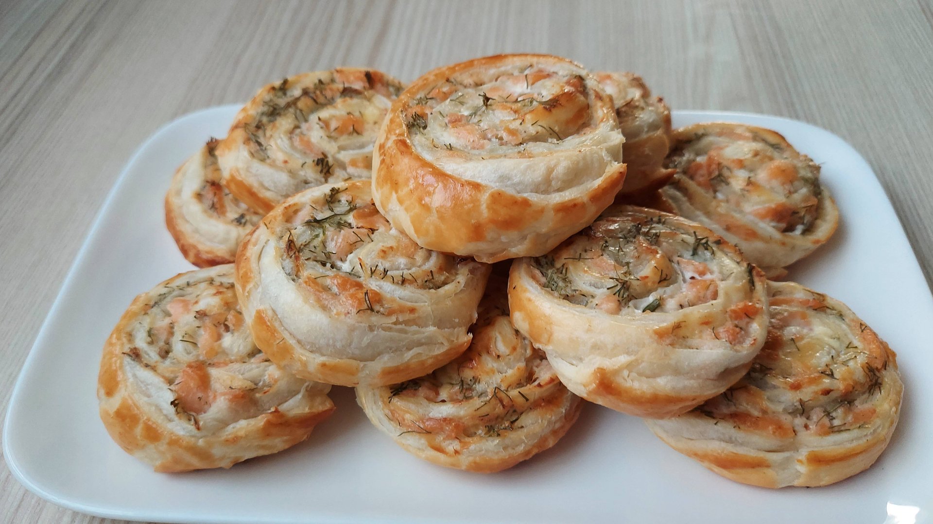 Быстрая закуска из слоеного теста с красной рыбой! Закуска на праздничный стол! смотреть онлайн