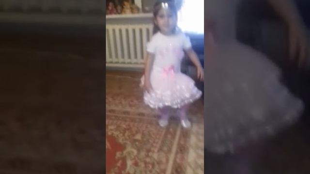 Маленькая царица Ангелина танцует смотреть онлайн