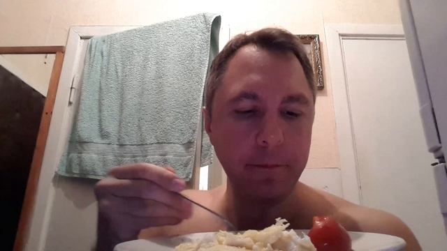 MUKBANG. КУШАЮ ЯИЧНИЦУ С ЧЕСНОКОМ. ОБЖОР. смотреть онлайн