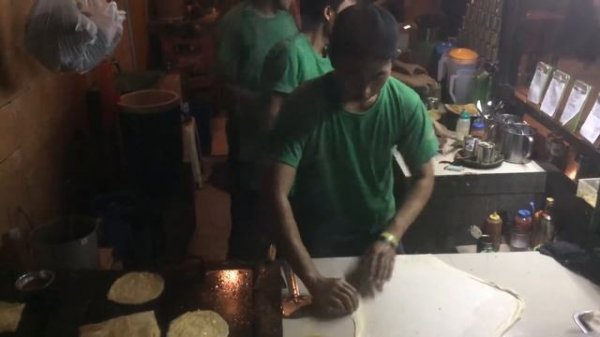 Как готовят Индийский Роти на острове Бали