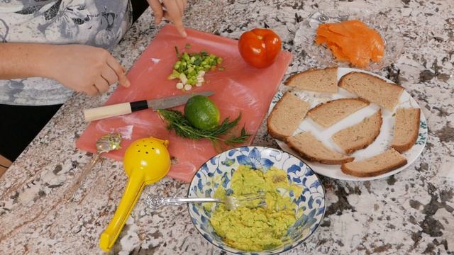 Smoked salmon guacamole sandwiches recipe смотреть онлайн