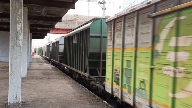 Электровоз 2ЭС4К-043 с грузовым поездом, ст. Рыбацкое смотреть онлайн