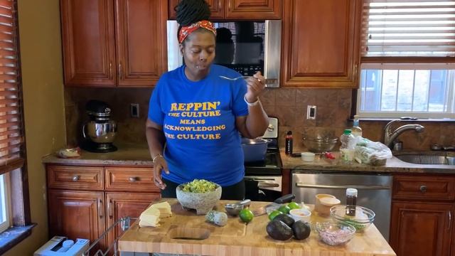 Pro Chefs Share 7 Ways To Make The Best-Ever Homemade Guacamole смотреть онлайн