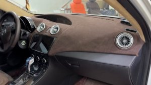 Перетяжка торпедо на Mazda
Перетяжка дверных карт
Алькантара