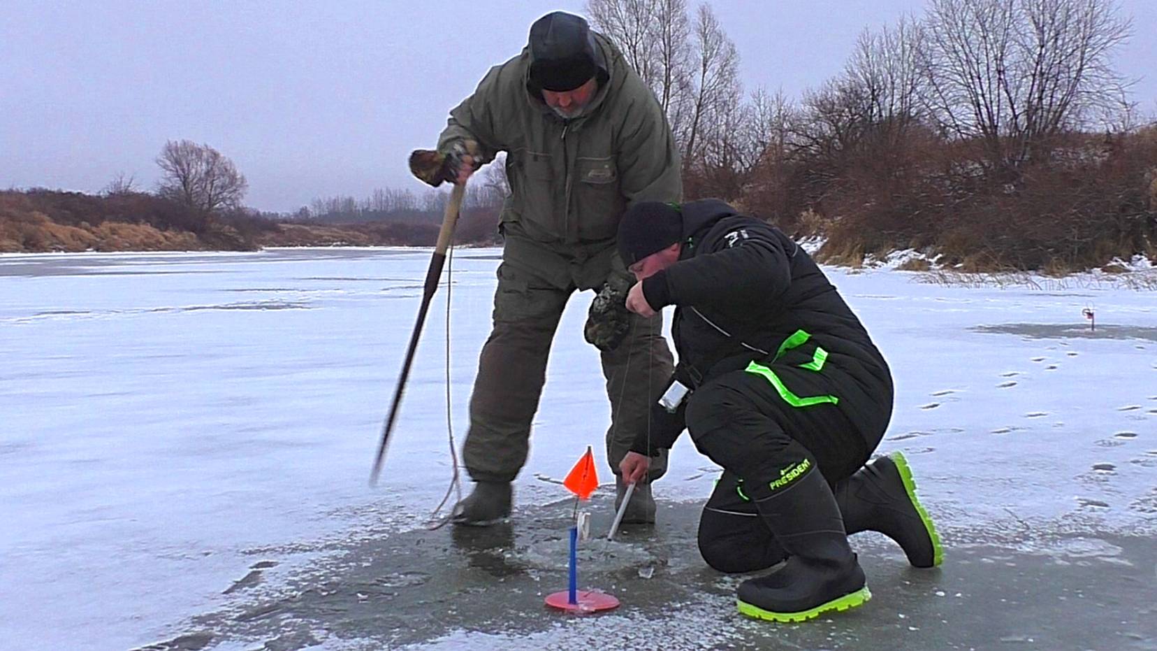 Вот это борьба! Огромные ЩУКИ на ЖЕРЛИЦЫ ! Первый лёд 2024 -2025! смотреть онлайн