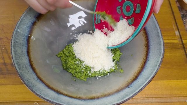 How to Make Fresh Pesto Sauce at Home смотреть онлайн
