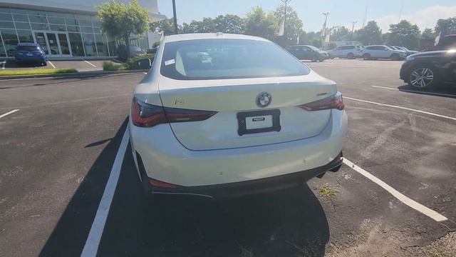 2022 BMW i4 40e - Mineral White Metallic смотреть онлайн