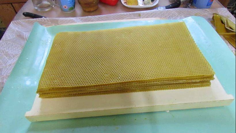 Свою вощину, при помощи, недорогой силиконовой матрицы сделать просто - работа на пасеке в декабре смотреть онлайн