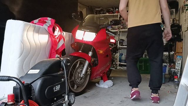 Odpalam Honda VFR750 V4 po miesiącu postoju смотреть онлайн