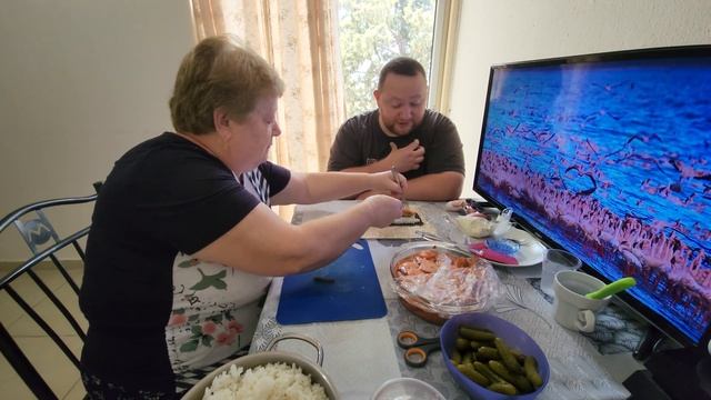 Лепим с Мамой домашние Ролы и разговариваем смотреть онлайн