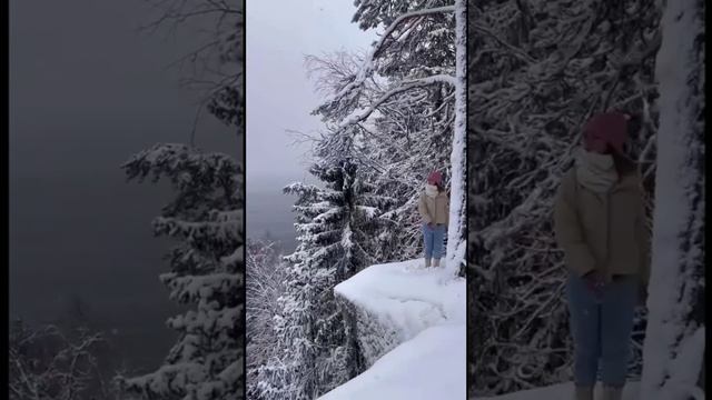 Зима, холода, одинокие дома. Но сферы не одинокие! смотреть онлайн