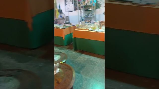 Прогуливались по набережной в Новороссийске и набрели на индийские товары.