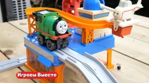 Играем в поезда из мультика ! Строим железную дорогу и запускаем паровозик Томас !