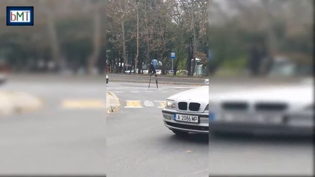 Вижте как мъж пресече зрелищно оживена улица в Бургас смотреть онлайн