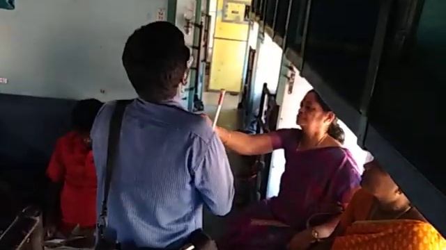 СЛЕПОЙ ПОЕТ МОЛИТВУ В ПОЕЗДЕ ЮГ ИНДИИ смотреть онлайн