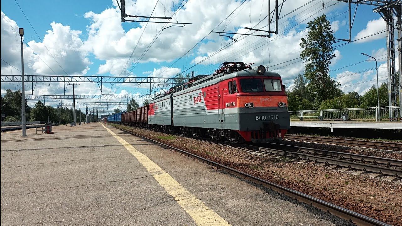 Старичок ВЛ10-1716 с разнообразным поездом, станция Сиверская смотреть онлайн
