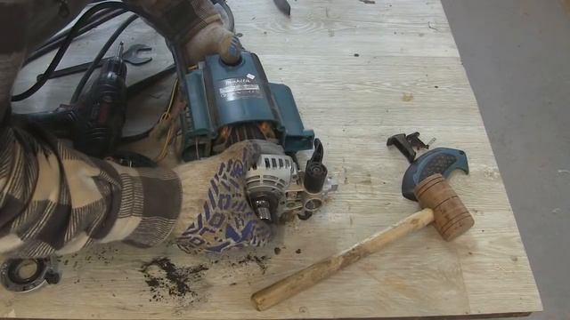 Промывка подшипников на фрезере Макита 2301 FC смотреть онлайн