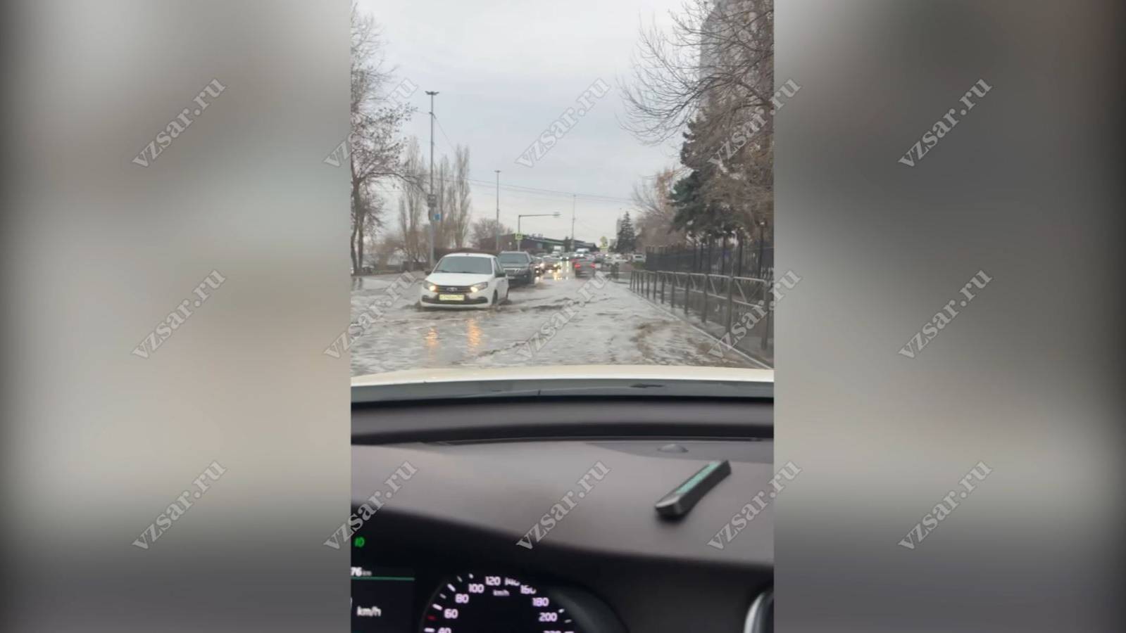 В центре Саратова из-за коммунальной аварии затопило Большую Затонскую смотреть онлайн