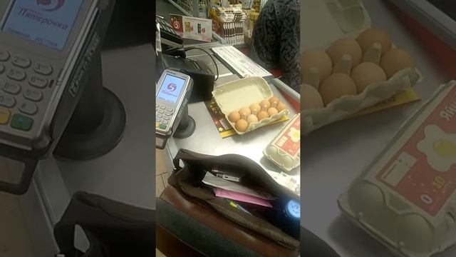 Пятёрочка ледирует по битым яйцам стоимость которых 75, 00 рублей. смотреть онлайн