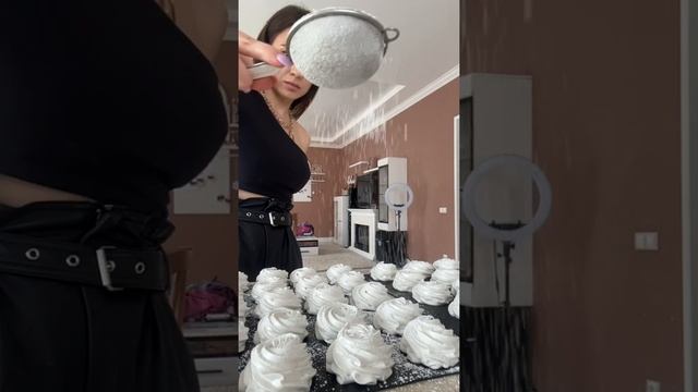 После отсадки, зефир обязательно нужно посыпать сахарной пудрой) инст britanka_new ❤️ смотреть онлайн