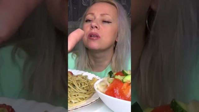 #mukbang салат свежий сосиски макароны смотреть онлайн
