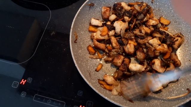Рис с мясом в сковороде.Холостяцкая готовка в Швейцарии смотреть онлайн
